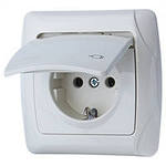 Розетка 1гн с З/К с крыш. шторки с/у белый 16А Carmen Viko (1/12/120)